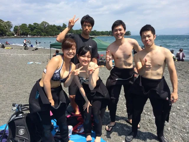 海辺で記念撮影するBIG BLUEの参加者(2015年)