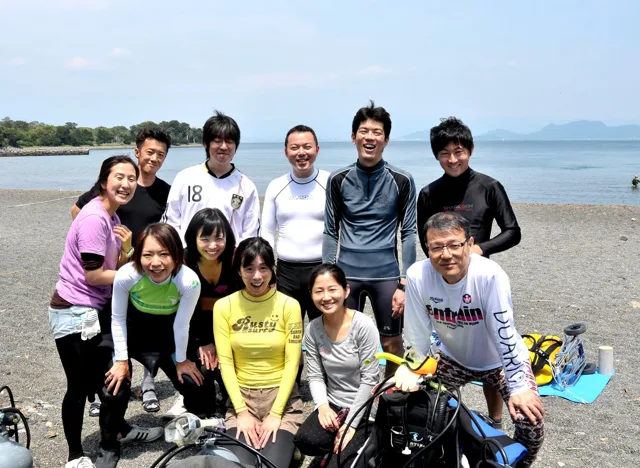 海辺で記念撮影するBIG BLUEの参加者(2012-2013年)