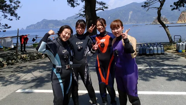 海辺で記念撮影するBIG BLUEの参加者(2015年)