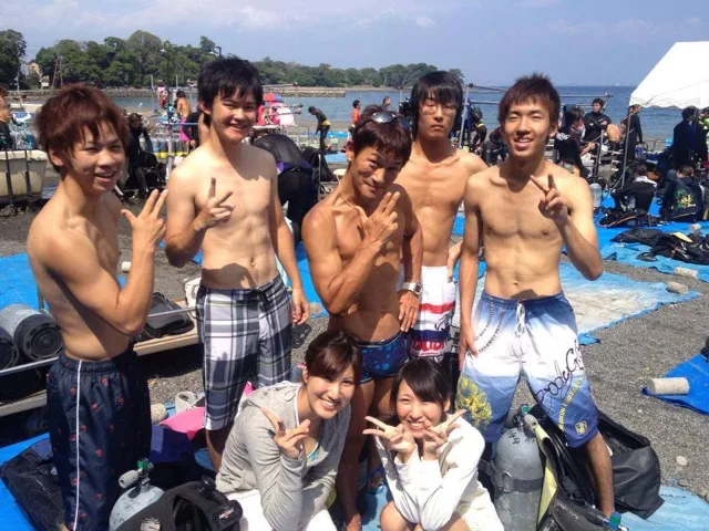 海辺で記念撮影するBIG BLUEの参加者(2012-2013年)