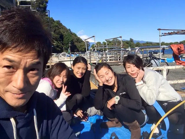 海辺で記念撮影するBIG BLUEの参加者(2015年)