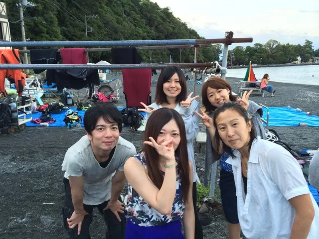 海辺で記念撮影するBIG BLUEの参加者(2014年)