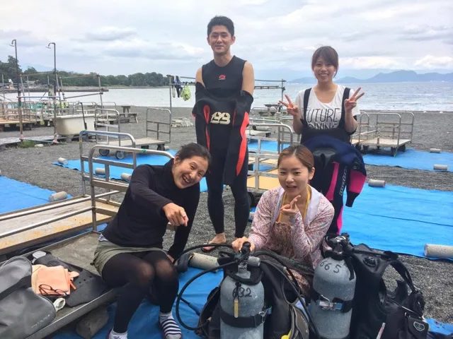 海辺で記念撮影するBIG BLUEの参加者(2015年)