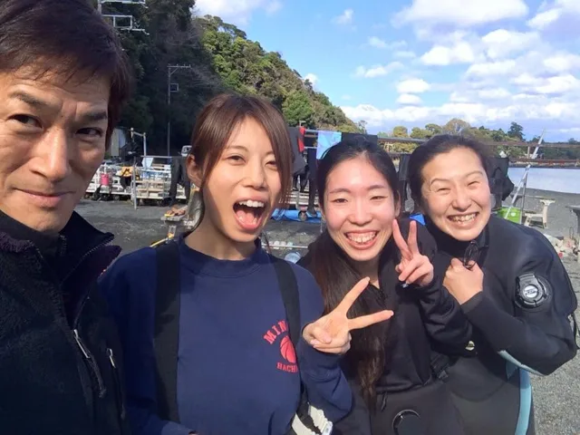 海辺で記念撮影するBIG BLUEの参加者(2015年)