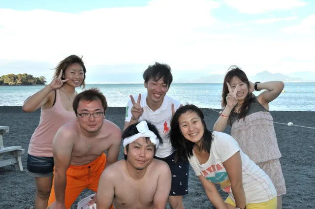 海辺で記念撮影するBIG BLUEの参加者(2012-2013年)