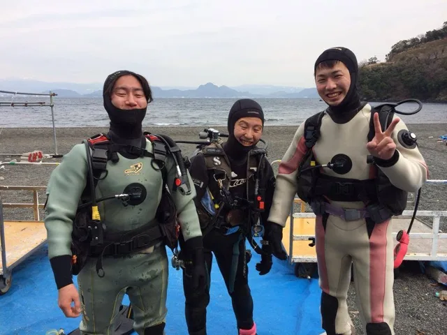 海辺で記念撮影するBIG BLUEの参加者(2014年)