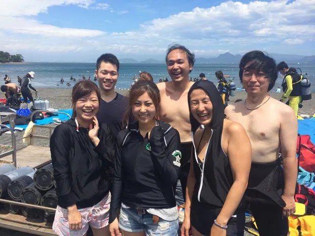 海辺で記念撮影するBIG BLUEの参加者(2015年)