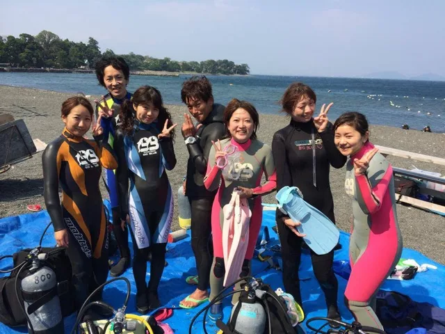 海辺で記念撮影するBIG BLUEの参加者(2014年)