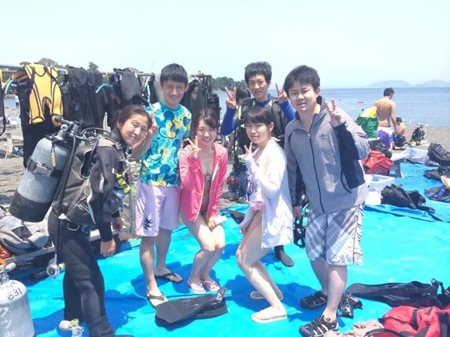 海辺で記念撮影するBIG BLUEの参加者(2015年)