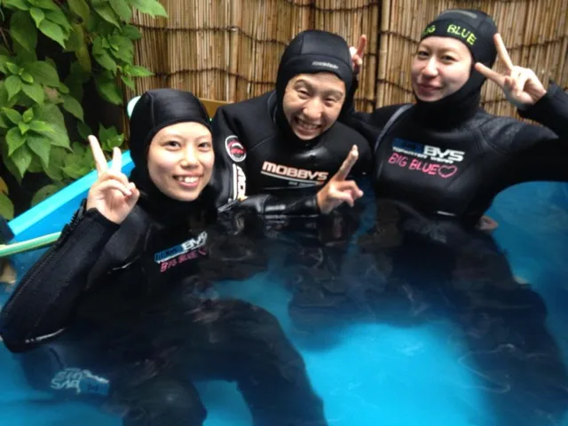 プールの水面で顔を上げる参加者(2014年)