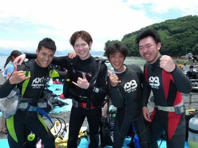海辺で記念撮影するBIG BLUEの参加者(2012-2013年)