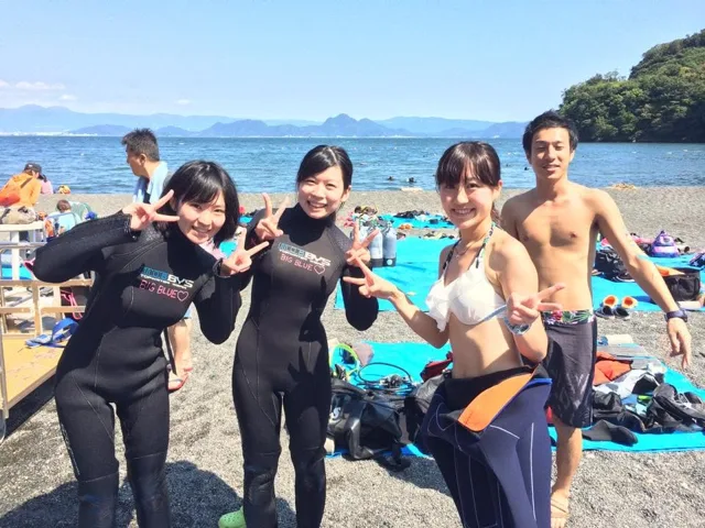 海辺で記念撮影するBIG BLUEの参加者(2015年)