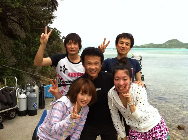 海辺で記念撮影するBIG BLUEの参加者(2012-2013年)
