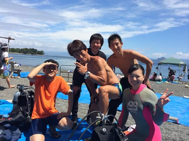 海辺で記念撮影するBIG BLUEの参加者(2014年)