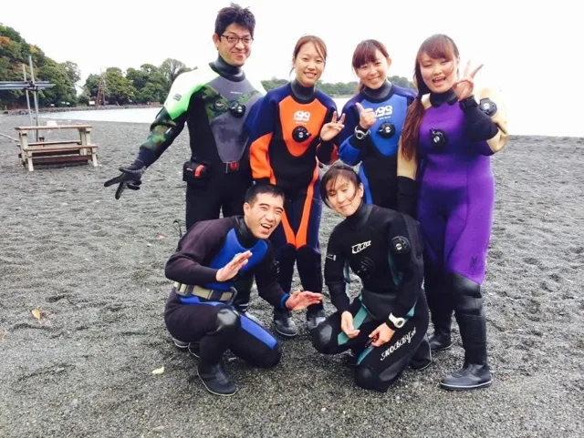 海辺で記念撮影するBIG BLUEの参加者(2014年)