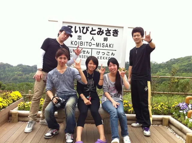 海の案内看板の前で並ぶ参加者(2012-2013年)