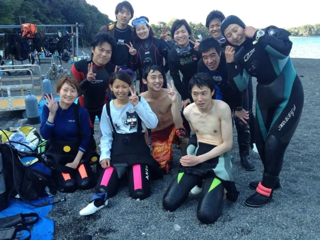 海辺で記念撮影するBIG BLUEの参加者(2012-2013年)