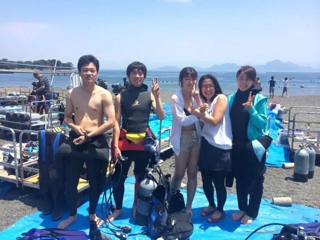 海辺で記念撮影するBIG BLUEの参加者(2015年)