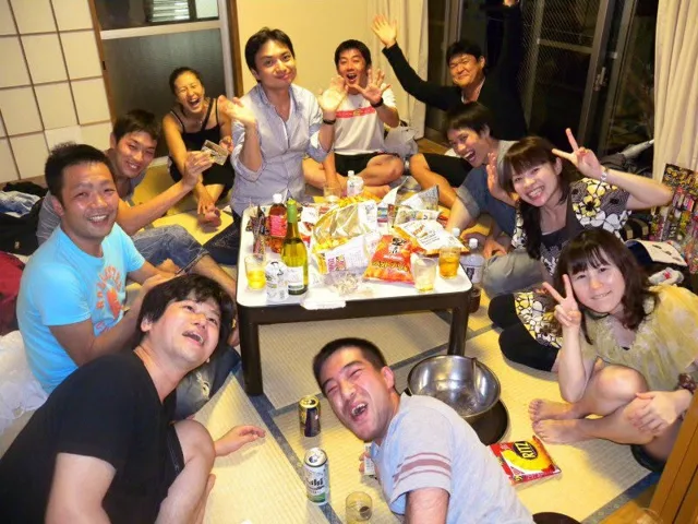 室内で食事を囲む参加者(2012-2013年)