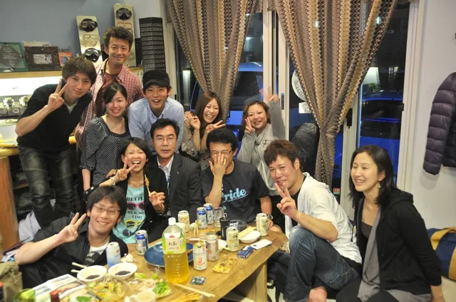 室内で食事を楽しむ参加者(2012-2013年)