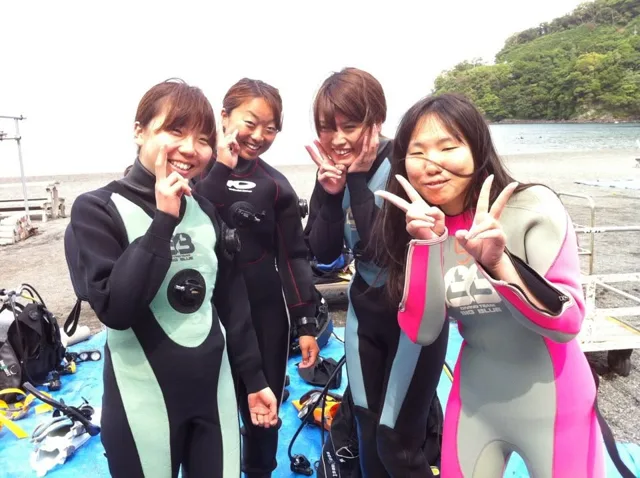 海辺で記念撮影するBIG BLUEの参加者(2012-2013年)