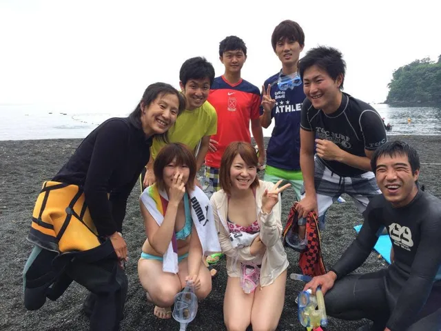 海辺で記念撮影するBIG BLUEの参加者(2014年)