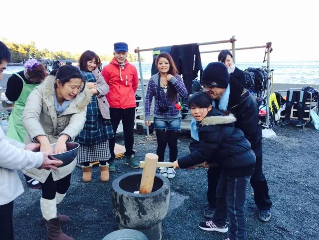 海辺で器材や荷物を整理する参加者(2015年)