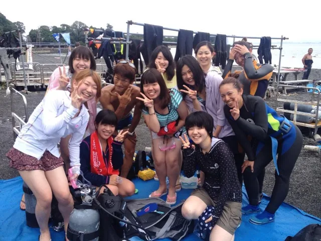 海辺で記念撮影するBIG BLUEの参加者(2012-2013年)