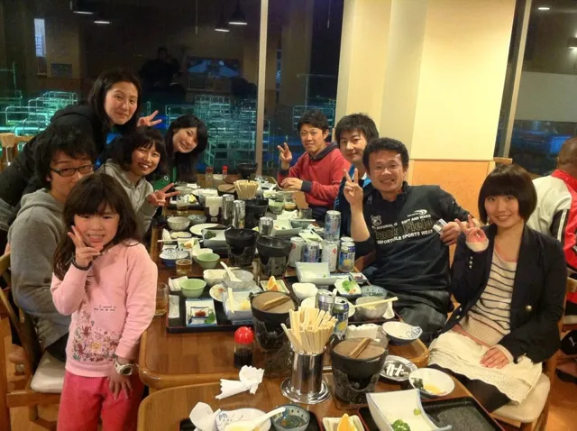 室内で食事を楽しむ参加者(2012-2013年)