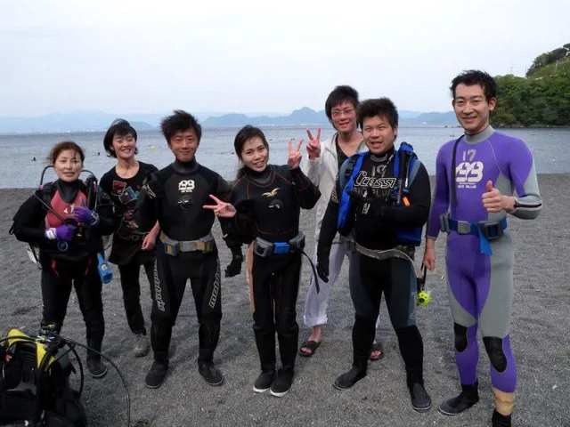 海辺で記念撮影するBIG BLUEの参加者(2012-2013年)