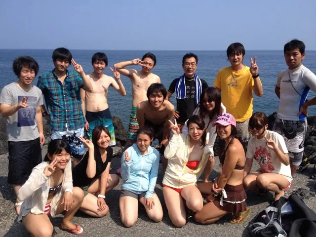 海辺で記念撮影するBIG BLUEの参加者(2012-2013年)