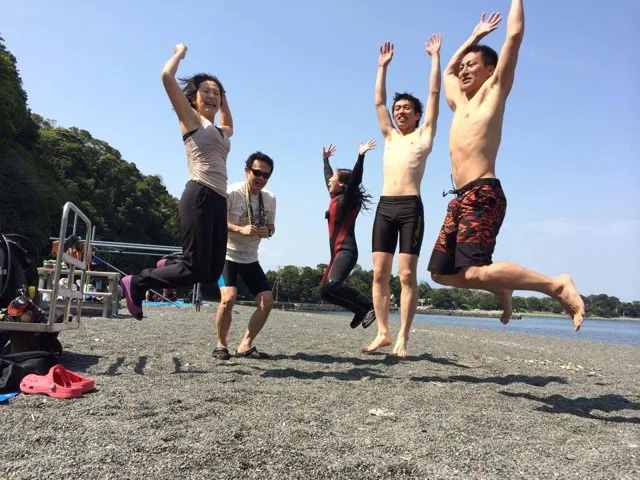 砂浜でジャンプする参加者(2014年)