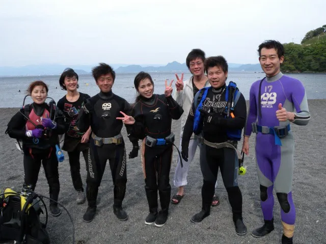海辺で記念撮影するBIG BLUEの参加者(2012-2013年)