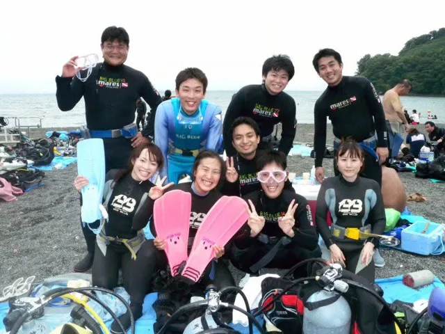 海辺で記念撮影するBIG BLUEの参加者(2012-2013年)