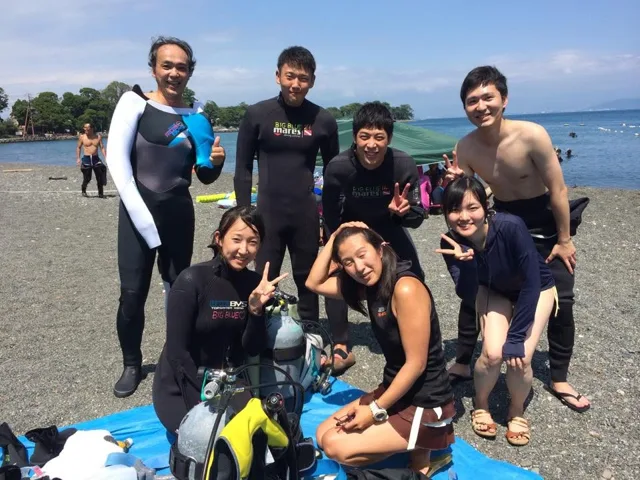 海辺で記念撮影するBIG BLUEの参加者(2015年)