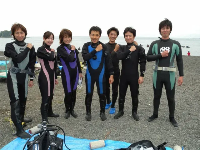 海辺で記念撮影するBIG BLUEの参加者(2012-2013年)