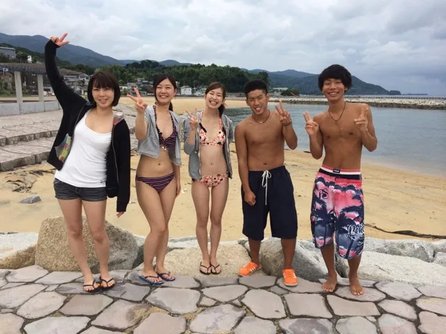 海辺で記念撮影するBIG BLUEの参加者(2014年)