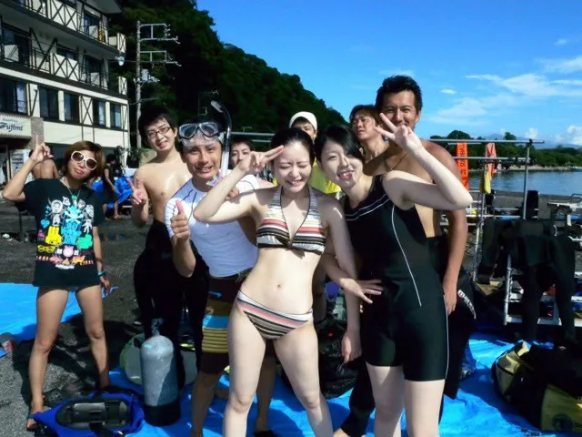 海辺で記念撮影するBIG BLUEの参加者(2012-2013年)