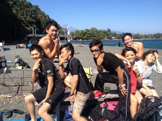 海辺で記念撮影するBIG BLUEの参加者(2012-2013年)