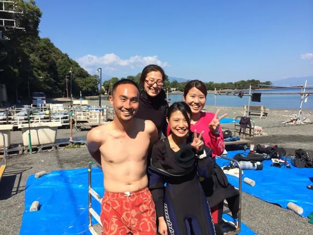 海辺で記念撮影するBIG BLUEの参加者(2015年)