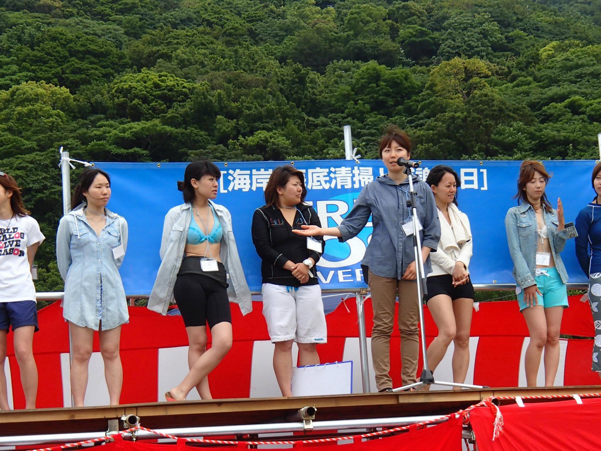 2012年6月4日(投稿日) / 伊豆・大瀬崎 / ダイビング / 伊豆・大瀬崎でのダイビング。海底清掃の案内看板の前で並ぶ参加者