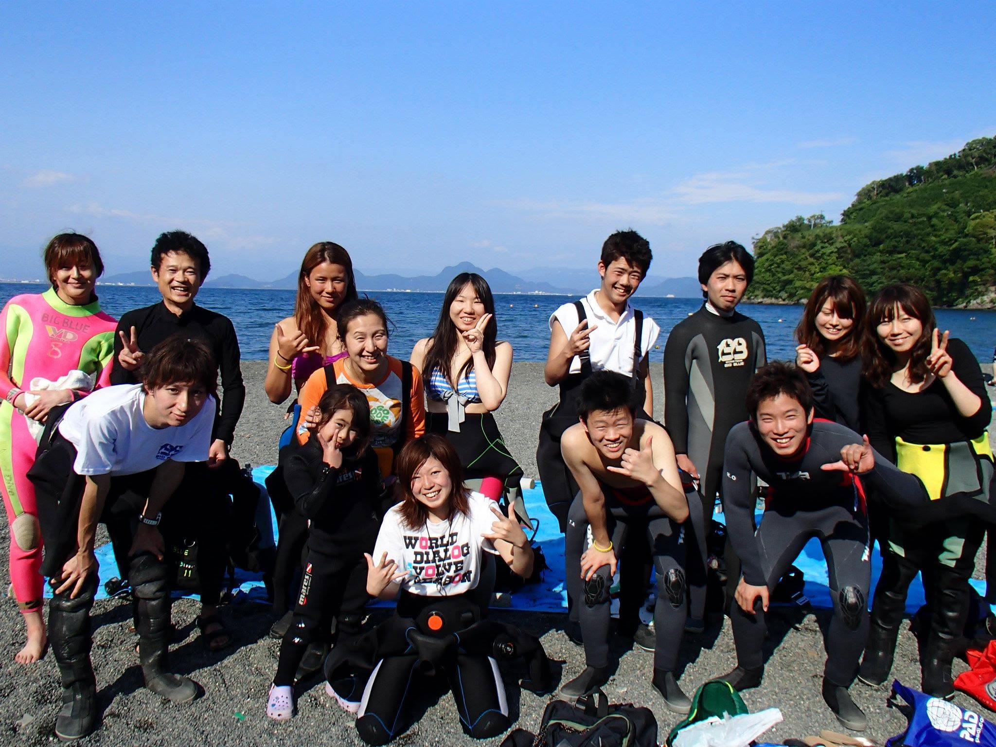 2012年6月4日(投稿日) / 伊豆・大瀬崎 / ダイビング / 伊豆・大瀬崎でのダイビング。屋外で並ぶ参加者の集合写真