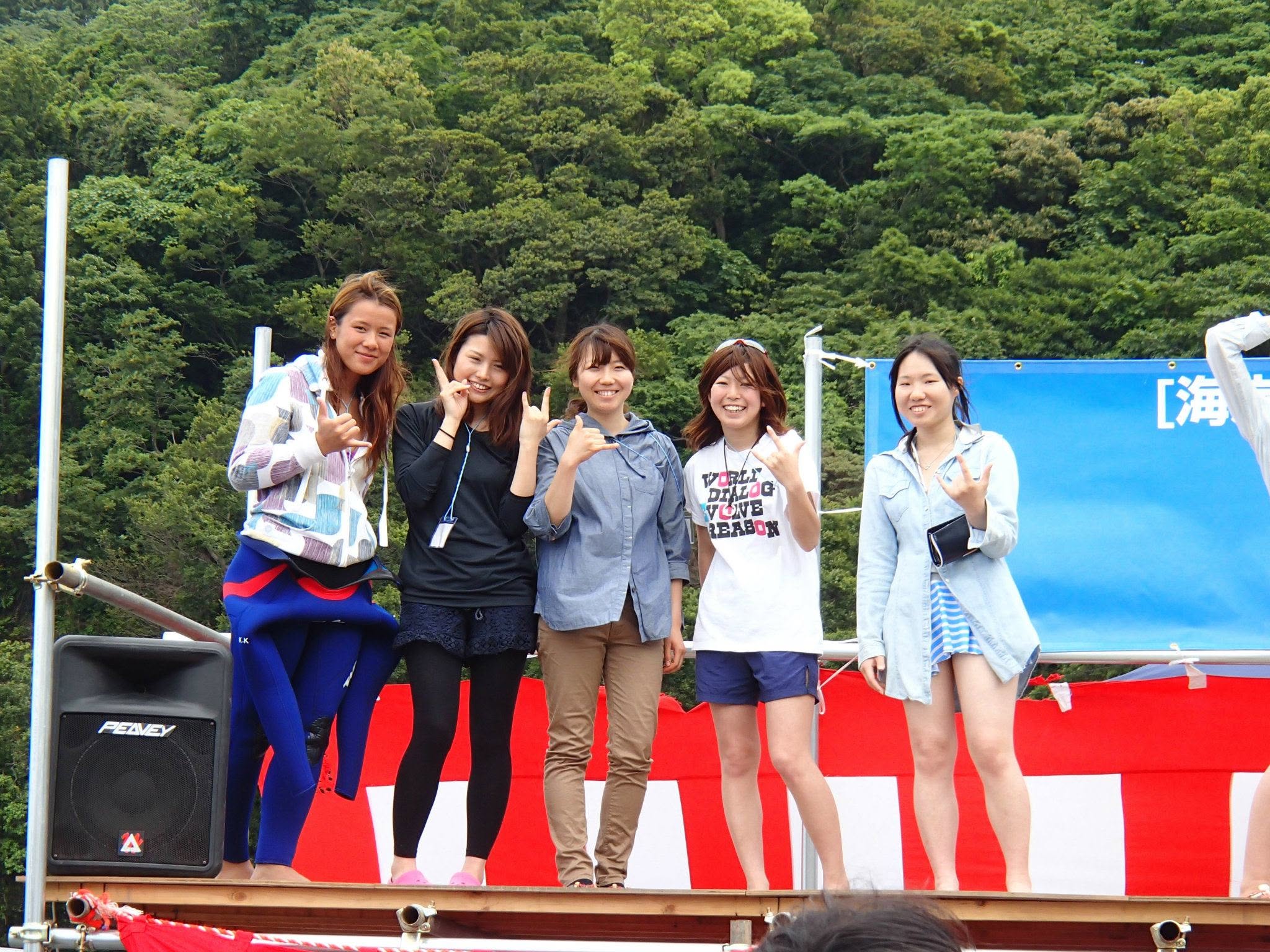 2012年6月4日(投稿日) / 伊豆・大瀬崎 / ダイビング / 伊豆・大瀬崎でのダイビング。屋外で並ぶ5人の参加者