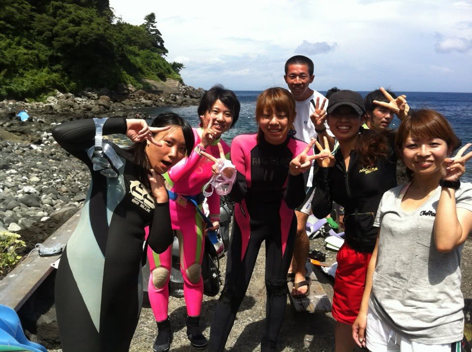 2012年8月13日(投稿日) / 海辺でダイビング器材を着けた参加者
