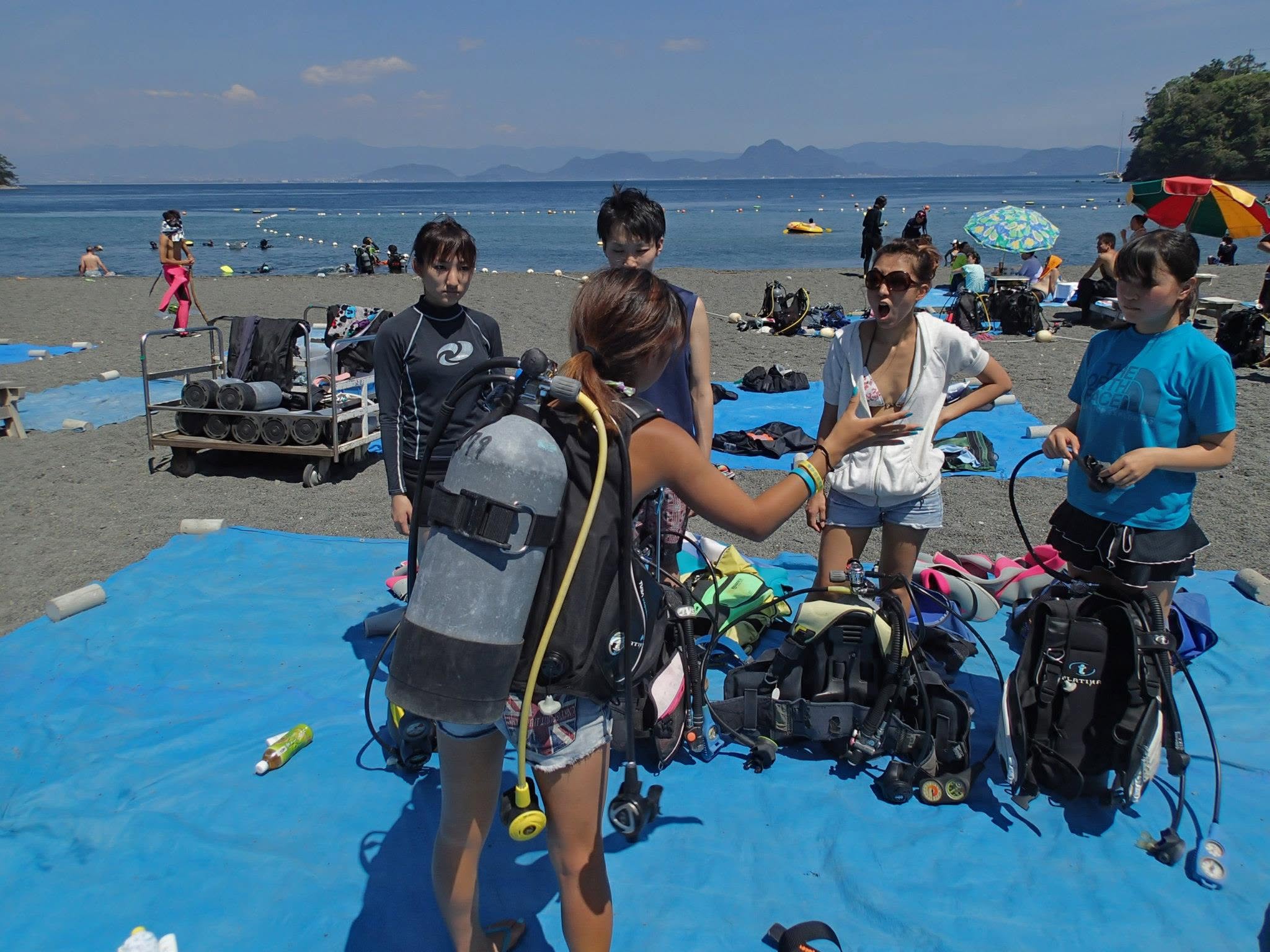 2012年8月25日(投稿日) / 海辺で器材を着けて準備する参加者