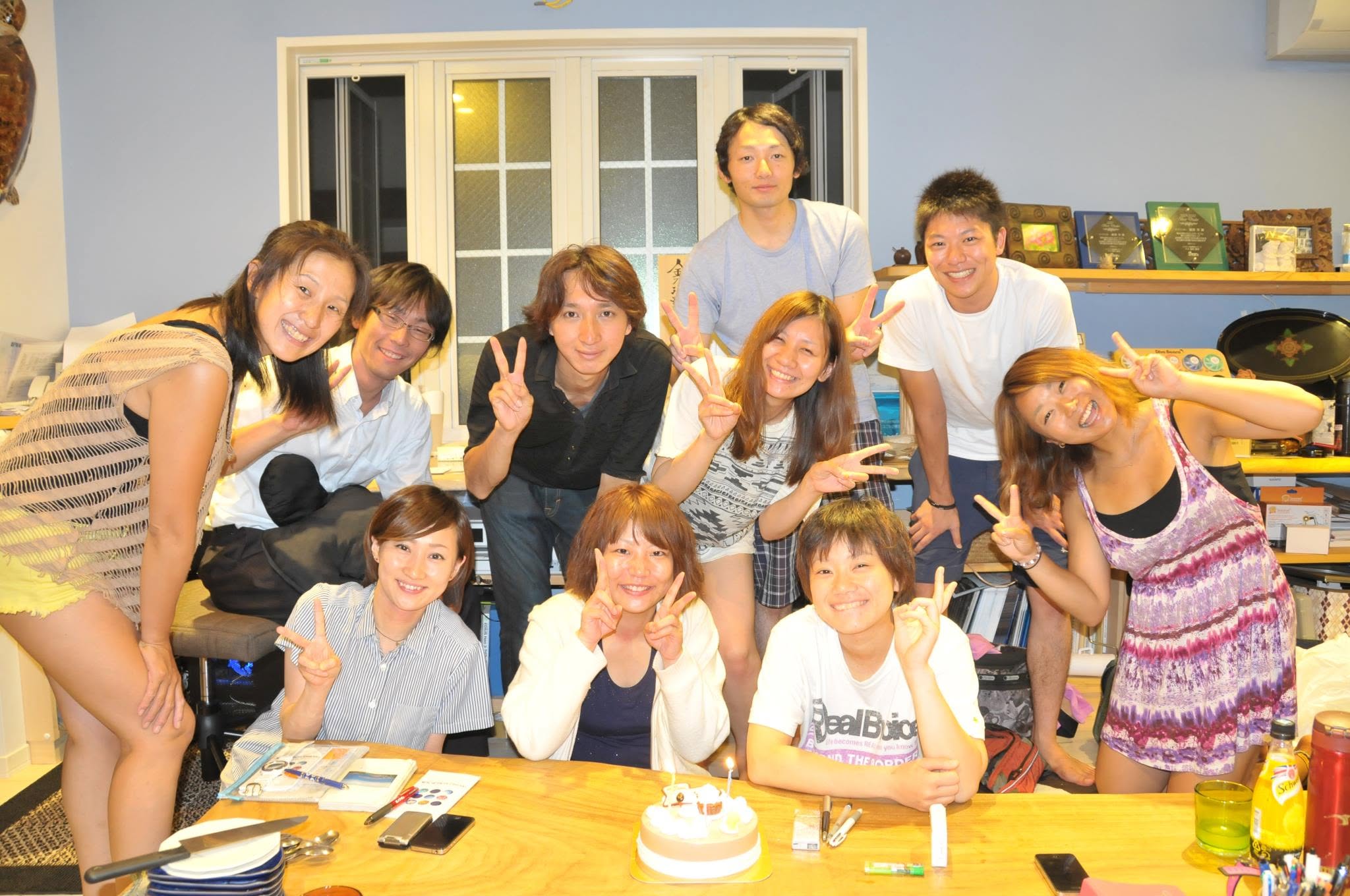 2012年8月8日(投稿日) / ビッグブルー / 誕生日の記録 / ビッグブルーでの室内で食事を囲む参加者