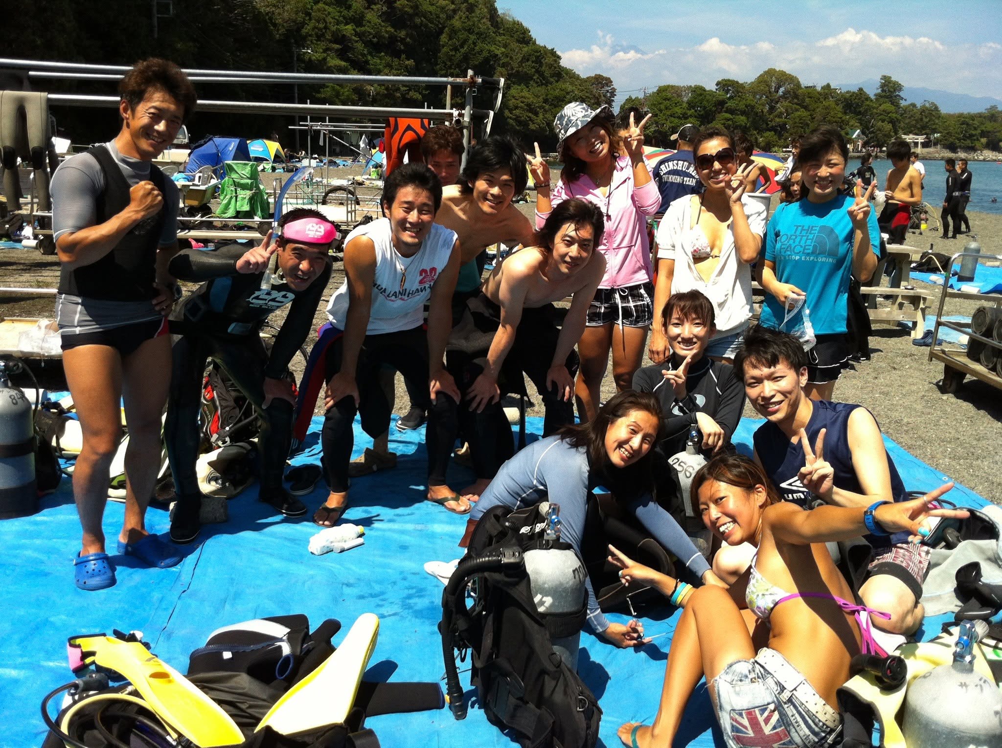 2012年8月25日(投稿日) / 海辺で並ぶ参加者の集合写真
