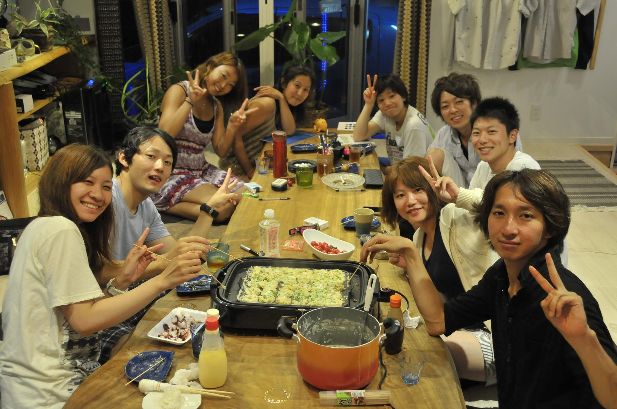 2012年8月7日(投稿日) / ダイビング講習 / 食事のテーブルを囲む参加者