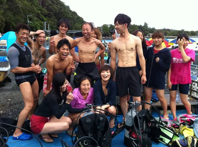 伊豆・大瀬崎でのダイビング：海辺で並ぶ参加者の集合写真