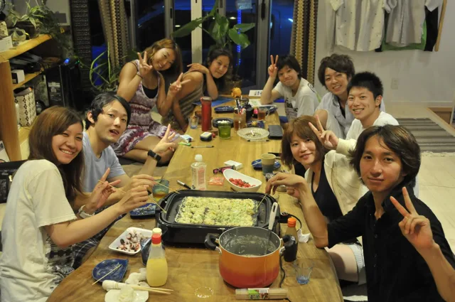 食事のテーブルを囲む参加者